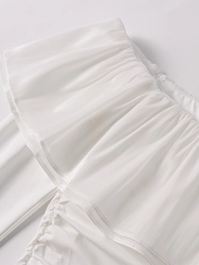 Gros plan détaillé des bords à volants en organza blanc et texture fine du tissu sur la robe