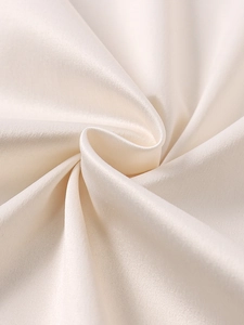 Détail du tissu élastique mat ivoire élégant avec une finition satinée et texture premium