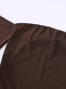 Vue détaillée d'une robe en tulle marron café avec ourlet élastique et texture en maille