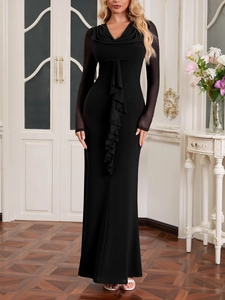 Détail du col bénitier élégant et des manches en mesh d'une robe longue noire ajustée