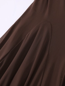 Détail de la texture en maille marron foncé avec plis subtils et coutures soignées