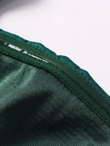 Vue macro de la bande en silicone antidérapante sur la robe tricotée vert foncé