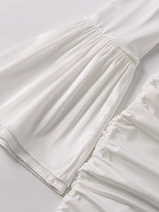 Vue macro détaillée des manches de robe en organza blanc avec volants étagés et textures plissées