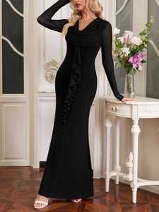 Détail d'une robe noire à manches en mesh avec décolleté drapé à volants et col en V