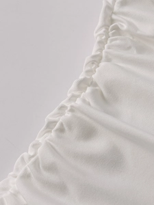 Gros plan sur le tissu en maille côtelée blanche avec des détails froncés élégants