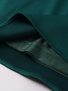 Gros plan sur les coutures professionnelles et la texture mate du tissu de la robe sirène