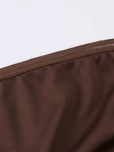 Détail de la bande de silicone antidérapante à l'intérieur de la robe en maille marron