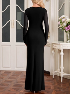 Vue arrière de la robe longue moulante noire avec manches en tulle transparent et coupe ajustée