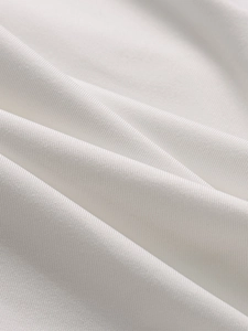 Gros plan d'un tissu de satin blanc haut de gamme avec un drapé soyeux et élégant