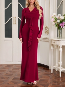 Détail de la robe longue en maille bordeaux élégante avec volants et col bénitier chic