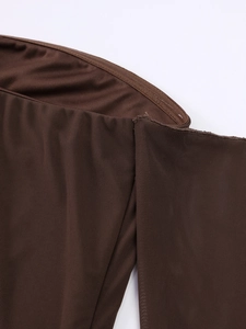Détail de l'encolure en maille marron avec bande en silicone antidérapante intégrée
