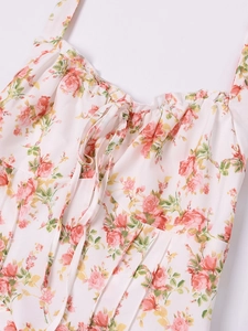 Vista dettagliata dello scollo quadrato e del motivo floreale con rose rosa sull'abito