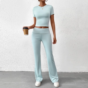 Ensemble de sport bleu clair deux pièces avec crop top et pantalon évasé taille haute