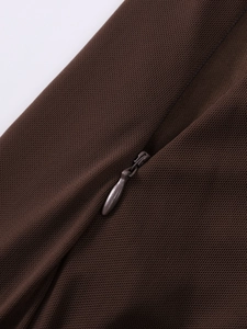Vue détaillée d'une fermeture éclair invisible marron sur robe en maille couleur café