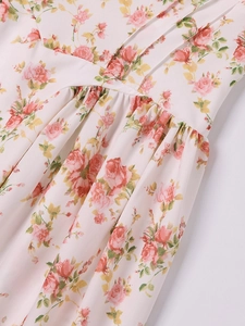 Dettaglio di un abito estivo a fiori con rose rosa e trama delle cuciture in vita