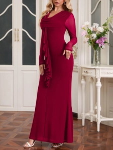 Détail de la manche en tulle bordeaux et du col bénitier sur une robe de soirée ajustée