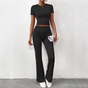 Ensemble noir deux pièces en soie de lait pour femme avec crop top et pantalon évasé