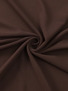 Vue détaillée du tissu en maille marron foncé avec drapé doux et structure à mailles fines