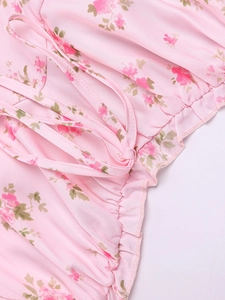 Dettaglio vestito a fiori rosa con coulisse arricciata e orlo con volant morbidi