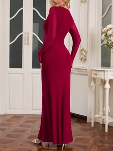 Détail d'une robe longue bordeaux moulante avec drapé élégant en maille filet