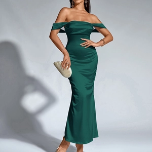 Robe longue élégante en satin vert foncé à épaules dénudées avec une coupe sirène ajustée