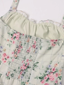 Dettaglio del retro elasticizzato punto smock e zip invisibile su abito estivo