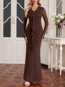 Détail des manches en tulle marron et du col à volants sur cette robe longue ajustée