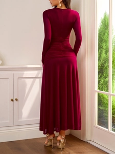 Détail de la robe longue en mesh bordeaux avec taille haute et texture froncée
