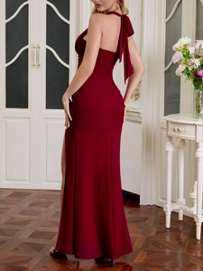Détail de la robe licou bordeaux avec dos nu, lacets soyeux et design froncé élégant
