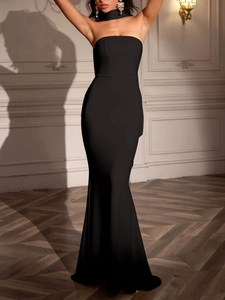Détail d'une robe de soirée bustier noire avec tour de cou assorti et coupe ajustée