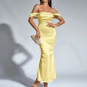 Élégante robe longue sirène en satin jaune pâle avec épaules dénudées et manches