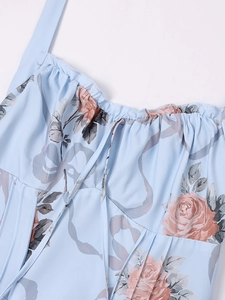 Dettaglio dello scollo all'americana floreale con volant e stampa di rose blu chiaro
