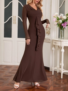 Détail du col bénitier élégant et des volants verticaux sur cette robe en maille marron