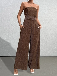 Détail d'une combinaison bustier marron foncé en tissu plissé avec pantalon large