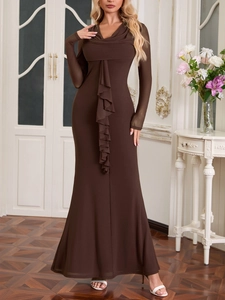 Détail de la robe en tulle café avec col bénitier et finitions à volants élégants