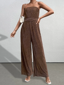 Détails du tissu plissé de la combinaison bustier marron avec coupe jambe large