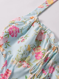 Dettaglio dell'abito estivo a fiori con scollo all'americana e cuciture rifinite