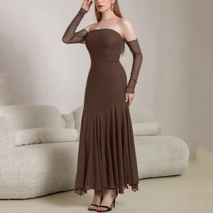 Robe longue élégante en tulle marron foncé à épaules dénudées avec manches et coupe sirène
