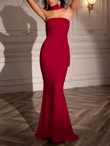 Gros plan détaillé de la robe sirène bustier rouge foncé avec écharpe de cou assortie