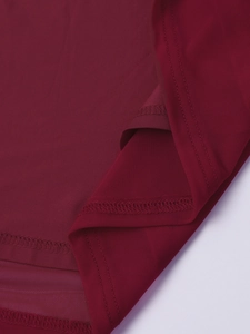 Gros plan sur les coutures à double aiguille et les détails de l'ourlet d'une robe