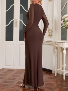 Détail de la robe longue moulante marron avec manches en tulle et texture côtelée fine