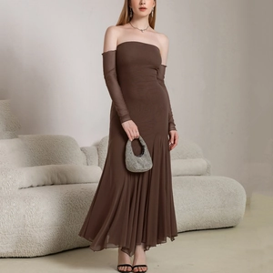 Robe longue en mesh marron à épaules dénudées avec manches longues et plis ajustés