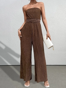 Détail d'une combinaison bustier marron plissée avec ceinture haute et jambes larges