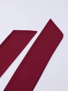 Détail de bretelles en maille bordeaux avec texture tricotée fine pour robe dos nu