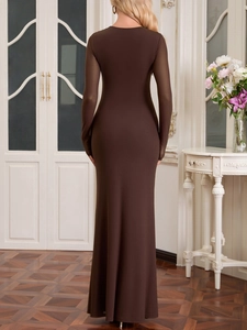 Détail de la manche en tulle transparent sur une robe longue moulante marron chocolat