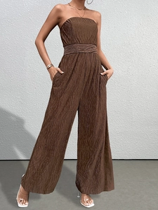 Détail de la combinaison bustier marron café avec texture plissée verticale et coupe large