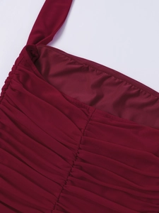 Vue macro détaillée du tissu en maille rouge vin avec design froncé et coutures fines