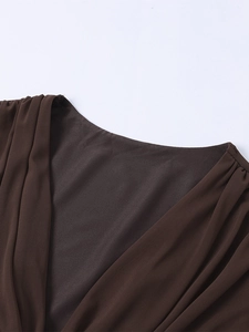 Détail du tissu en maille marron avec col drapé et texture plissée de haute qualité