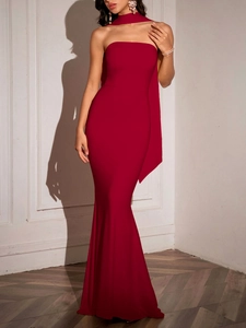 Détail d'une robe sirène rouge bustier avec choker assorti et silhouette élégante ajustée