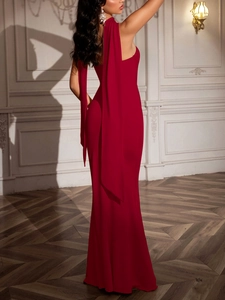 Détail de la robe de soirée rouge profond dos nu avec rubans drapés et coupe ajustée